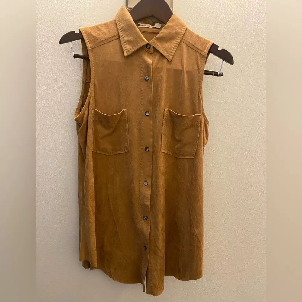 Chelsea & Violet Tan Sleeveless Button-Down Shirt